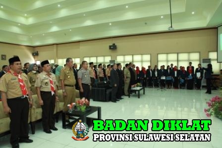 Menyanyikan Lagu Indonesia Raya